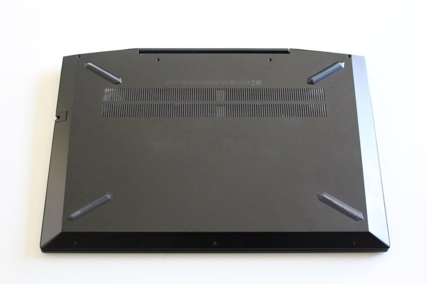 Ta bort strömkontakten och batteriet från datorn: Vänd på den bärbara datorn så att undersidan pekar uppåt när du öppnar den.